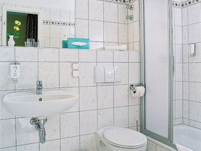 bathroom - hotel amadeus - dresden, germany