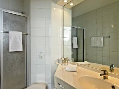 bathroom - hotel days inn dessau - dessau, germany