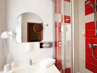 bathroom - hotel vienna house easy by wyndham rostock - rostock, germany