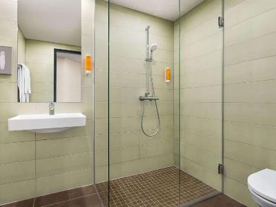 bathroom - hotel super 8 by wyndham chemnitz - chemnitz, germany