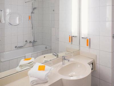 bathroom - hotel vienna house easy by wyndham castrop-r. - castrop rauxel, germany