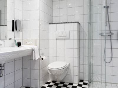 bathroom - hotel scandic aalborg city - aalborg, denmark