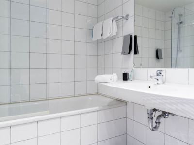 bathroom 1 - hotel scandic aalborg city - aalborg, denmark