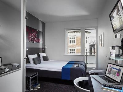 bedroom 5 - hotel cabinn city - copenhagen, denmark
