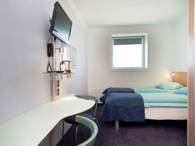 bedroom 1 - hotel cabinn metro - copenhagen, denmark
