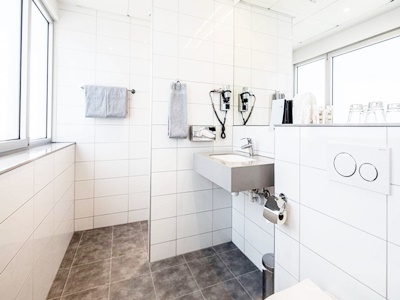bathroom - hotel best western plus airport hotel - copenhagen, denmark