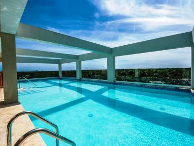 outdoor pool - hotel hampton by hilton santo domingo airport - santo domingo, dominican republic
