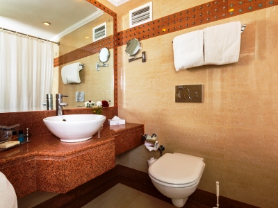 bathroom 2 - hotel golden tulip flamenco cairo - cairo, egypt