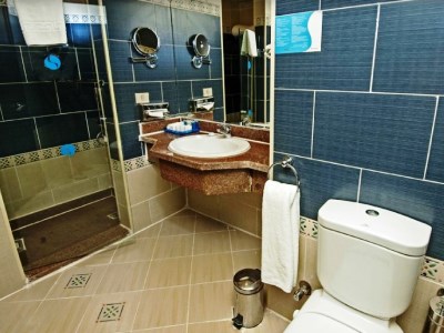 bathroom 1 - hotel sentido mamlouk palace resort - hurghada, egypt