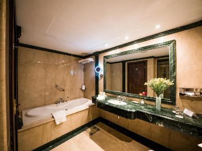 bathroom - hotel steigenberger nile palace - luxor, egypt