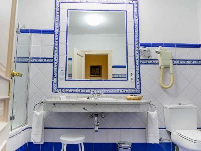 bathroom 1 - hotel palacio de los velada - avila, spain