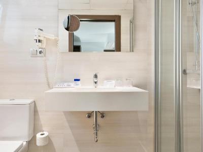 bathroom - hotel best auto hogar - barcelona, spain