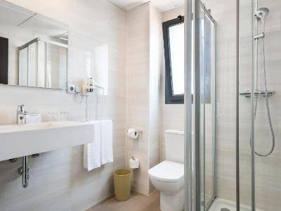 bathroom 1 - hotel best auto hogar - barcelona, spain