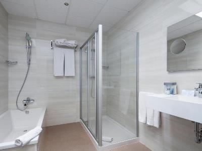 bathroom 2 - hotel best auto hogar - barcelona, spain