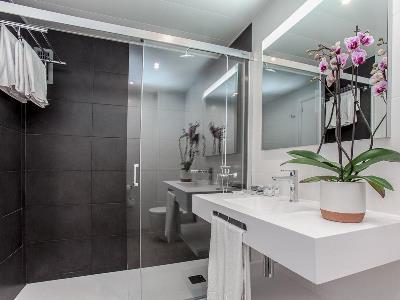 bathroom - hotel aparthotel atenea barcelona - barcelona, spain