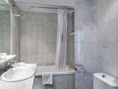 bathroom - hotel catalonia atenas - barcelona, spain