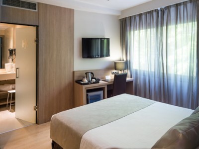 bedroom - hotel catalonia atenas - barcelona, spain