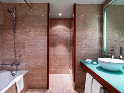 bathroom - hotel hilton diagonal mar - barcelona, spain