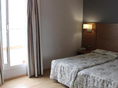 bedroom 5 - hotel ramblas - barcelona, spain