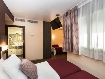 bedroom - hotel ronda lesseps - barcelona, spain