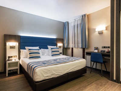 bedroom 1 - hotel ronda lesseps - barcelona, spain