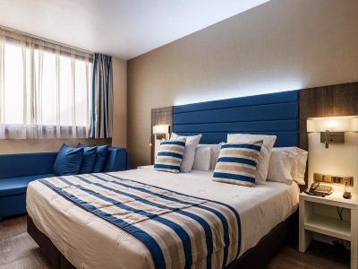bedroom 2 - hotel ronda lesseps - barcelona, spain