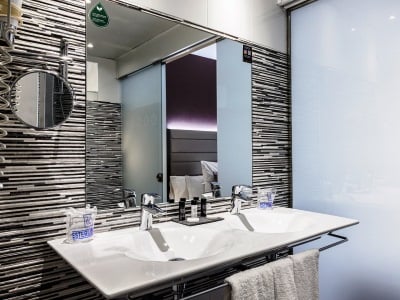bathroom - hotel ronda lesseps - barcelona, spain