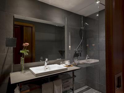 bathroom - hotel balmes - barcelona, spain