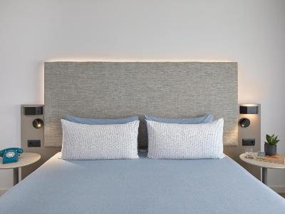 bedroom - hotel innside by melia barcelona apolo - barcelona, spain