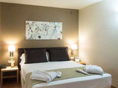 bedroom - hotel catalonia albeniz - barcelona, spain