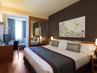 bedroom - hotel catalonia plaza catalunya - barcelona, spain