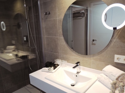 bathroom - hotel abba suites bilbao city center - bilbao, spain