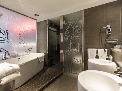 bathroom 1 - hotel carlton - bilbao, spain