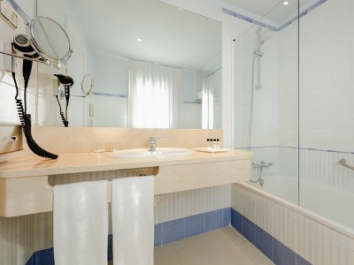 bathroom - hotel abba euskalduna - bilbao, spain