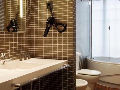 bathroom - hotel ac burgos - burgos, spain