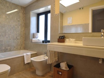 bathroom - hotel patios del orfebre - cordoba, spain