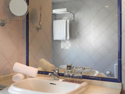 bathroom - hotel macia alfaros - cordoba, spain