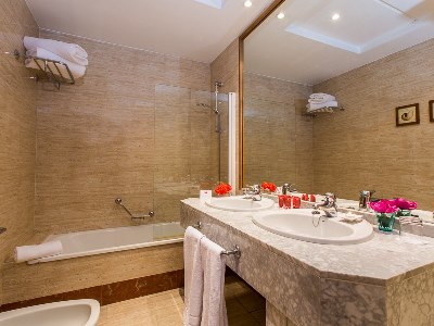 bathroom - hotel leonardo hotel granada - granada, spain