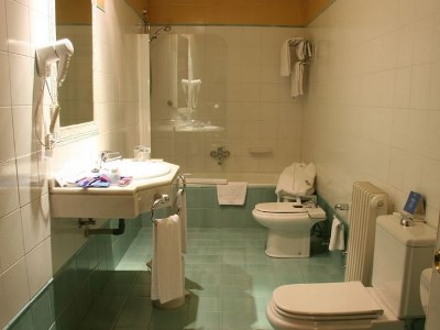 bathroom - hotel macia condor - granada, spain