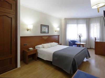 bedroom 8 - hotel alixares - granada, spain