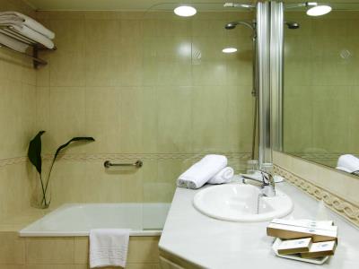 bathroom 1 - hotel alixares - granada, spain