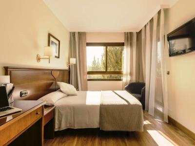 bedroom 1 - hotel alixares - granada, spain
