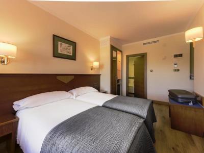 bedroom 7 - hotel alixares - granada, spain