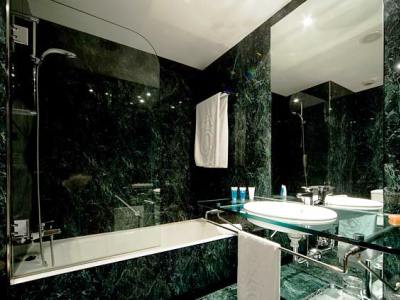 bathroom - hotel ac avenida de america - madrid, spain