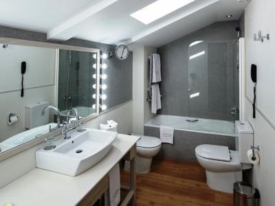 bathroom - hotel catalonia goya - madrid, spain