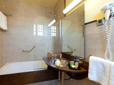 bathroom - hotel victoria 4 puerta del sol - madrid, spain