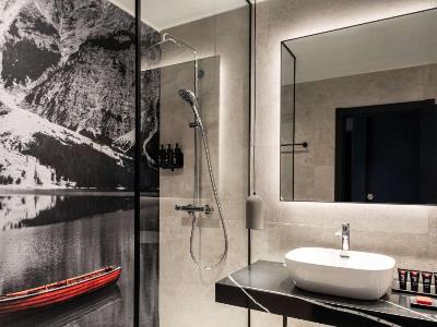 bathroom 1 - hotel radisson red madrid - madrid, spain