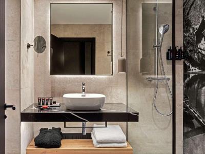 bathroom - hotel radisson red madrid - madrid, spain
