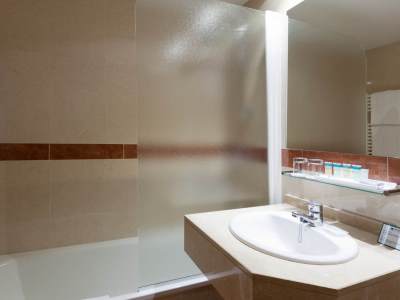 bathroom - hotel senator castellana - madrid, spain