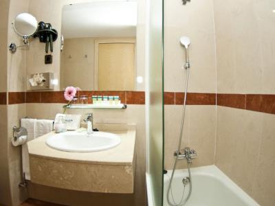 bathroom 1 - hotel senator castellana - madrid, spain